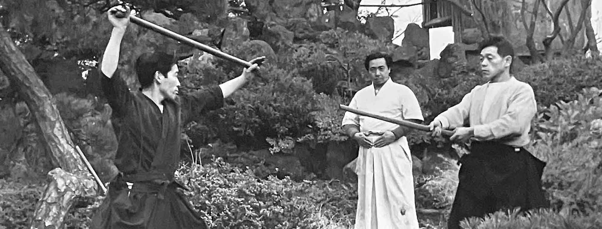 本覚克己流和の関係者写真。中央が大津育亮師範、左が柴田嚝作。